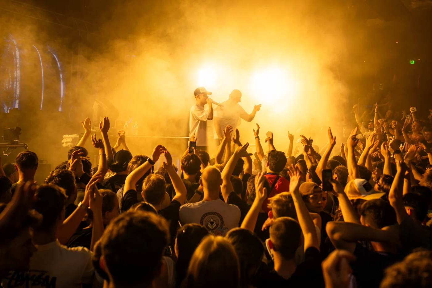 Lost in Sound – Konzertpublikum im goldenen Bühnenlicht